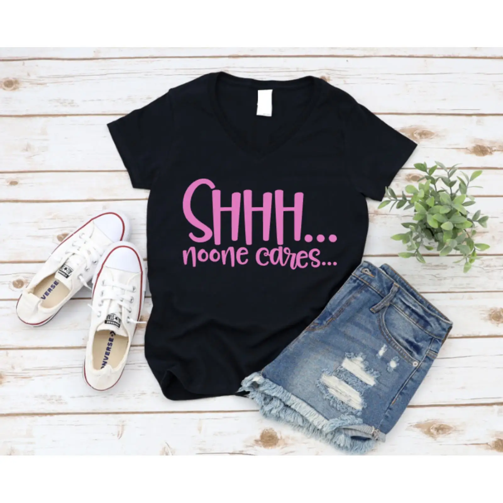 Black t shirt with pink text ' - đánh giá và giá On Sneaker Care
